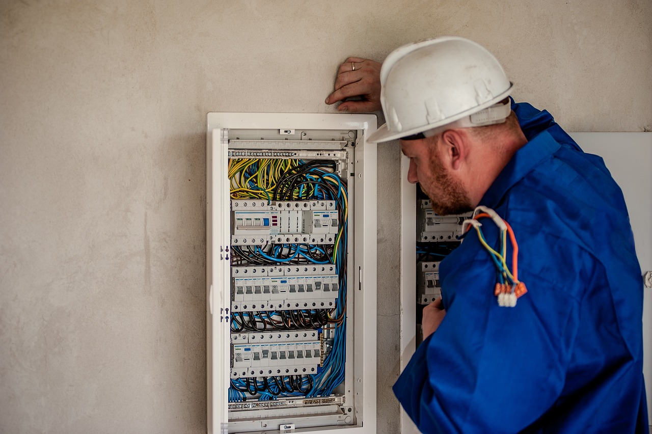 pracující elektrikář
