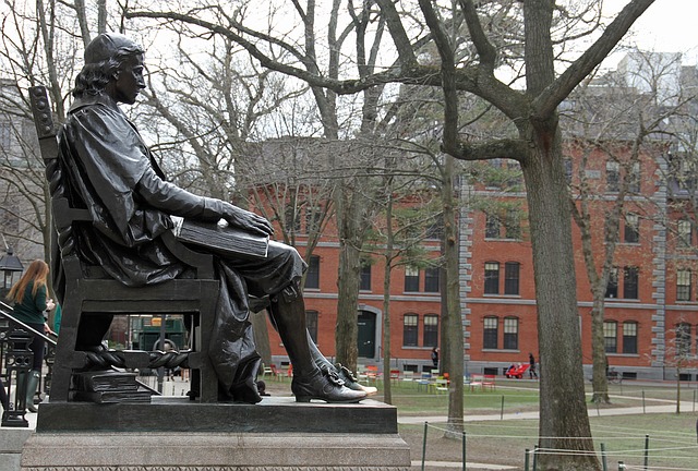 socha na Harvardu