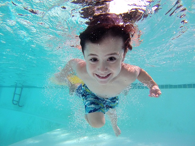 dítě pod vodou.jpg